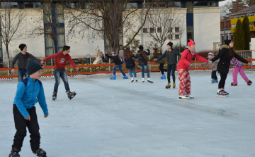 Ma 10 órától megnyitotta kapuit a városi jégpálya