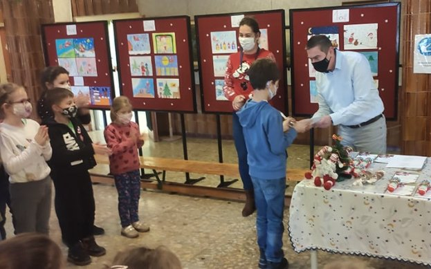 Mikulás rajzversenyt tartottak a Dózsa Iskolában
