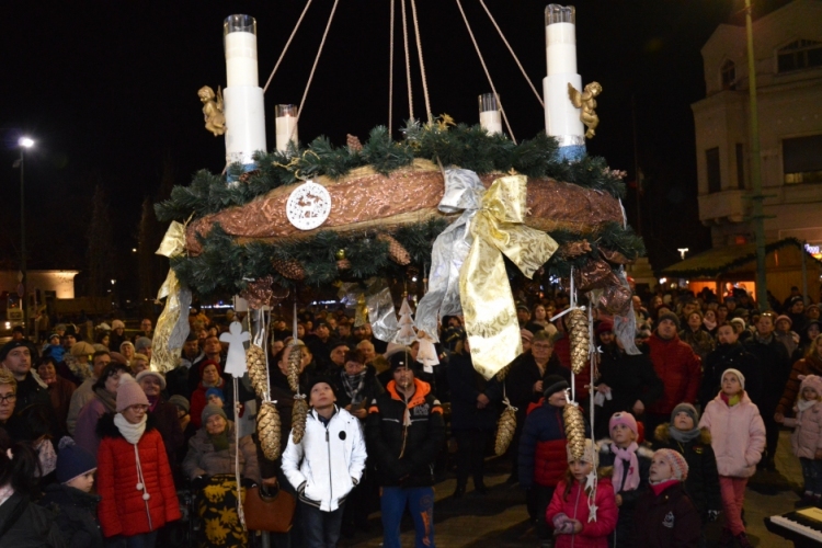 Fellobbant a harmadik gyertyaláng városunk adventi koszorúján