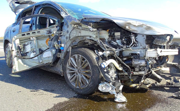 Kamionnak csapódott egy autó az M5-ösön