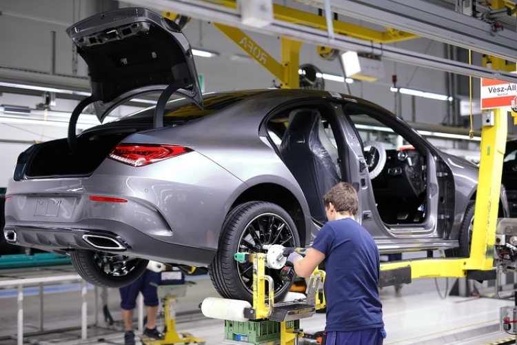 Egy hónapra leáll a termelés télen a kecskeméti Mercedes-gyárban