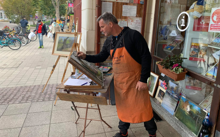 Munka közben is megtekinthették a ma megnyíló kiállítás alkotóját