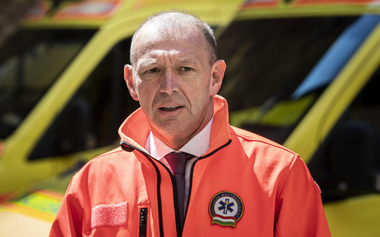 Győrfi Pál: Ha kezdenél belefáradni a szabályok betartásába, gondolj kicsit azokra, akiknek egész nap védőfelszerelésben kell dolgozni