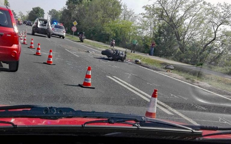 Motoros és autós ütközött az 5-ösön Városföldnél – frissítve