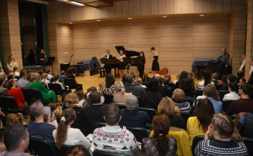 A zeneiskola apraja-nagyja énekelt