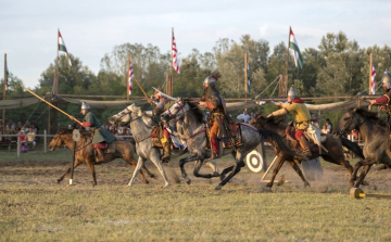 Harci vetélkedők és fegyverhasználati bemutatók a Turán Lovasviadalon