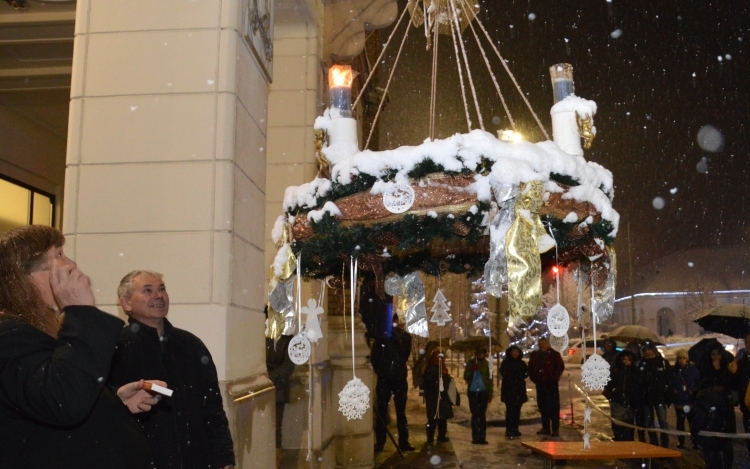 Lángra lobbant az adventi koszorú harmadik gyertyája is