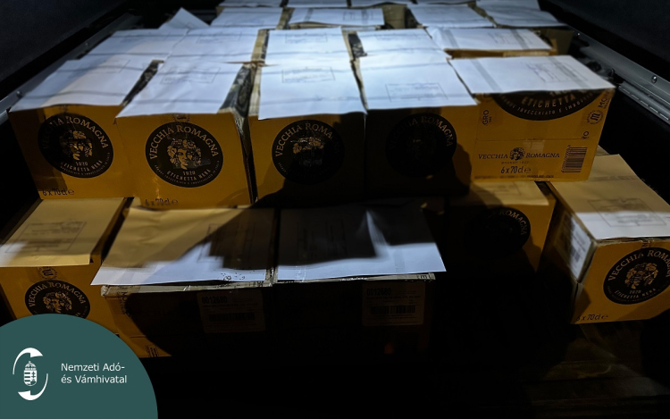 Több száz üveg brandyt csempészett a román sofőr