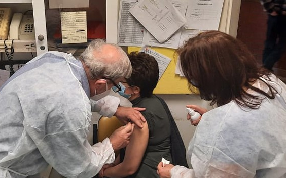 Ma megkezdődött és holnapra befejeződik az oltás a félegyházi idősotthonokban