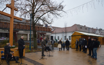 A kettős kereszt a szeretet erejét is jelképezi