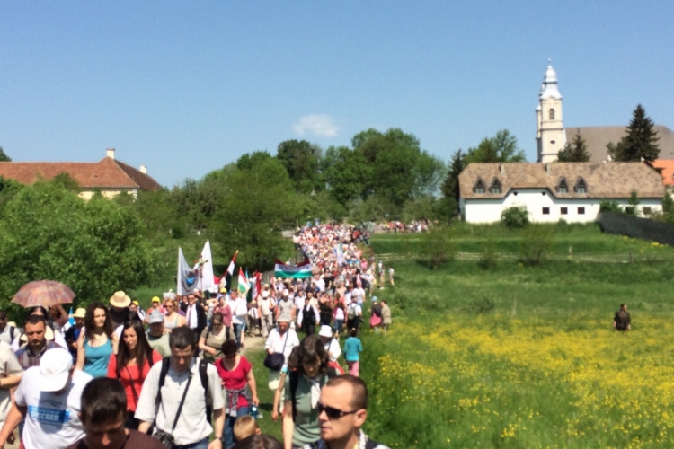 Csiksomlyón ragyogó napsütés kíséri a zarándokokat