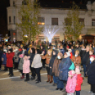 Lobog a hitet jelképező láng városunk adventi koszorúján