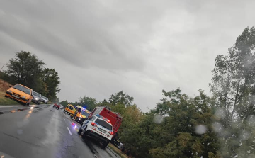 Árokba hajtott egy autó az 5-ös főúton