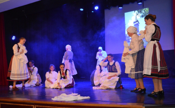 Méltó módon avatták fel a Móra Ferenc Művelődési Központ megújult színpadtechnikáját