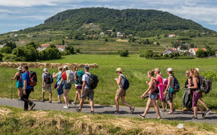 Mindenkit várnak, aki nem riad vissza 300 ezer lépéstől