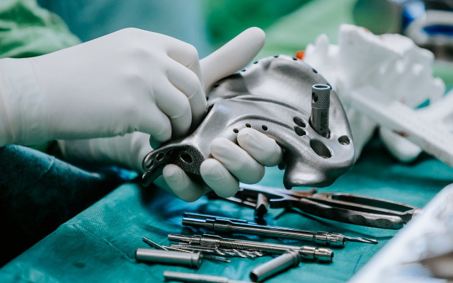 Először ültettek be speciális medenceimplantátumot Magyarországon