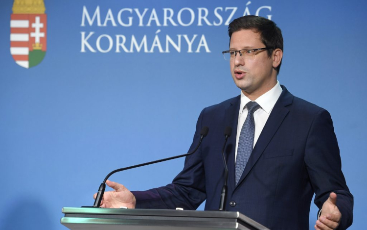 Megszűnik a kötelező maszkhasználat 5,5 millió beoltott elérése esetén