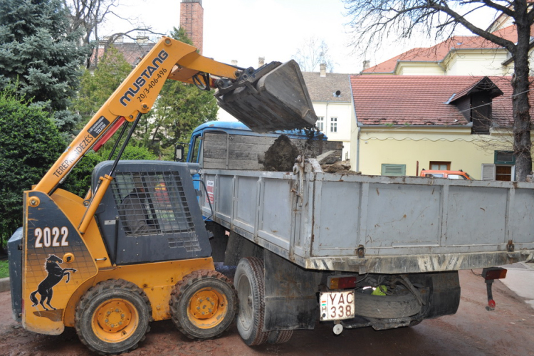 Sármentes lesz a városháza udvara