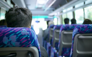 Továbbra is ingyenesen utazhatnak az egészségügyi, szociális és rendvédelmi dolgozók