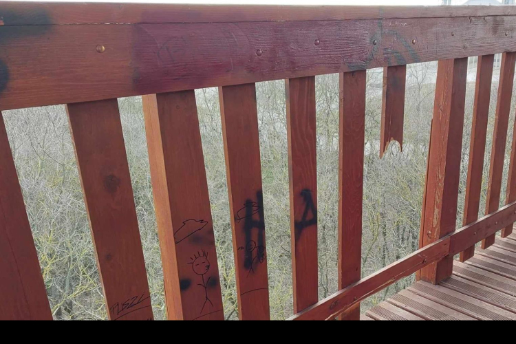 Ha hasonló vandalizmussal találkozik, értesítse a rendőrséget!