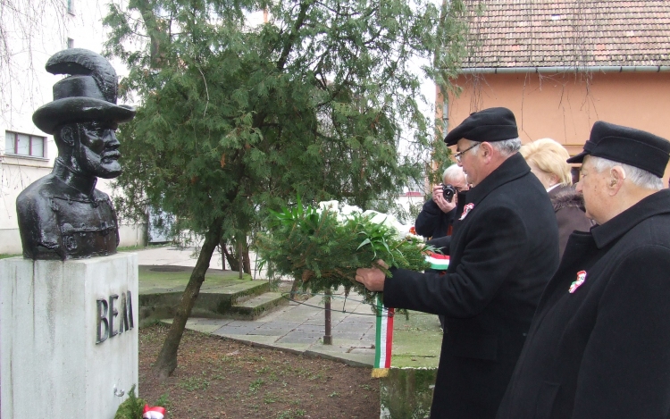  Főhajtás Bem József emléke előtt