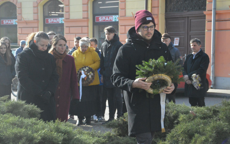 A Daru utcai mellszobor koszorúzásával folytatódtak a Móra Emléknapok