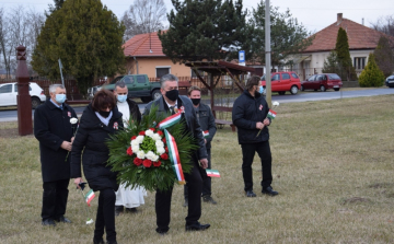 Koszorúzással ünnepeltek Petőfiszálláson is