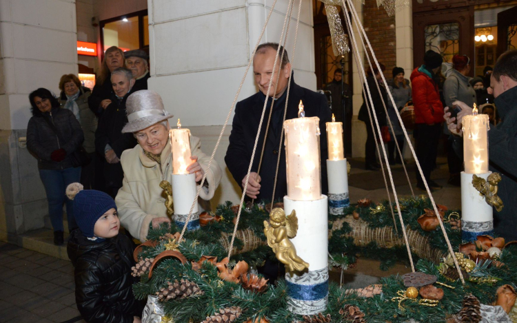 Az utolsó gyertya fellobbanásával teljessé vált az adventi várakozás