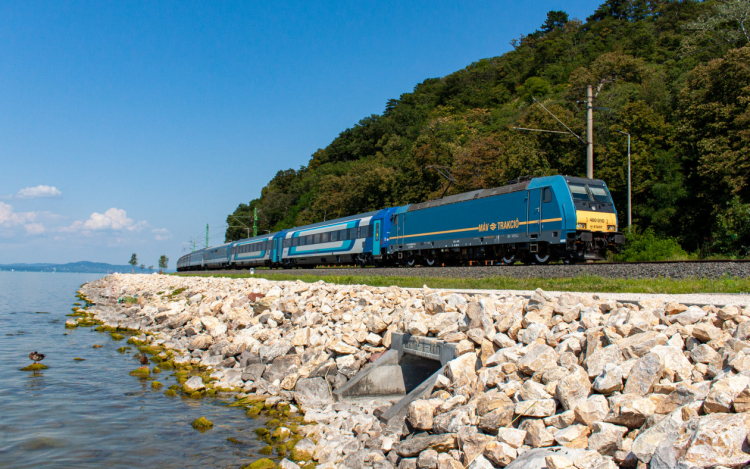 Új országos járatokat indít a Volánbusz a Balatonhoz