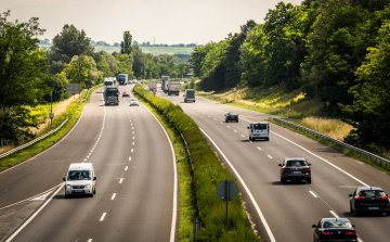 Hétfőtől vásárolhatjuk meg az éves autópálya-matricákat
