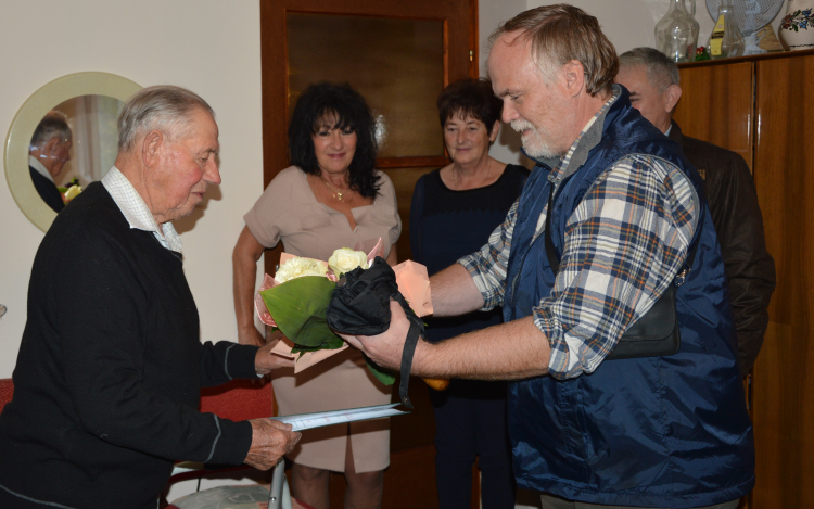 Jókedvűen éli mindennapjait a 90 éves Béla bácsi