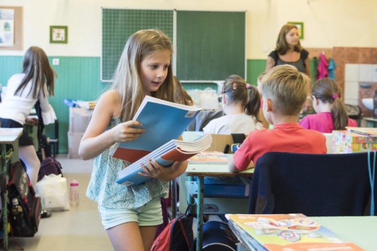 Ma véget ér a vakáció, hétfőn kezdődik az iskola