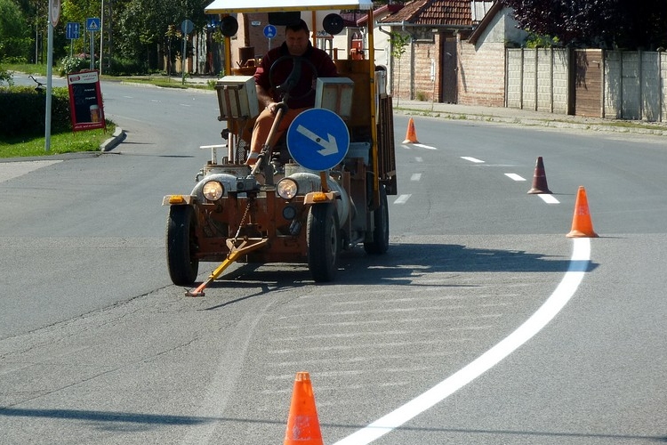 Festik az útburkolati jeleket, egyengetik a zúzott köves utcákat