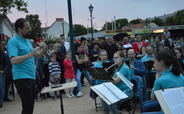 A Kiskunfélegyházi Koncert Fúvószenekart hallhatjuk a téren pénteken