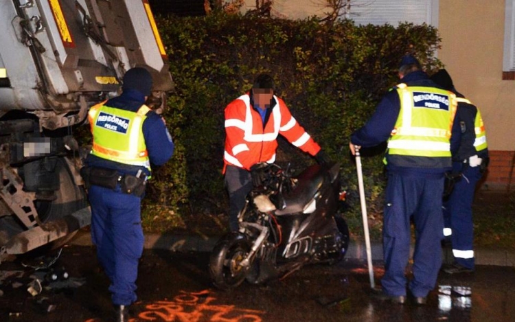 Súlyosan megsérült az álló teherautónak ütköző motoros