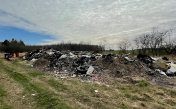 Döbbenetes méretű illegális hulladéklerakót találtak egy külterületi tanyán