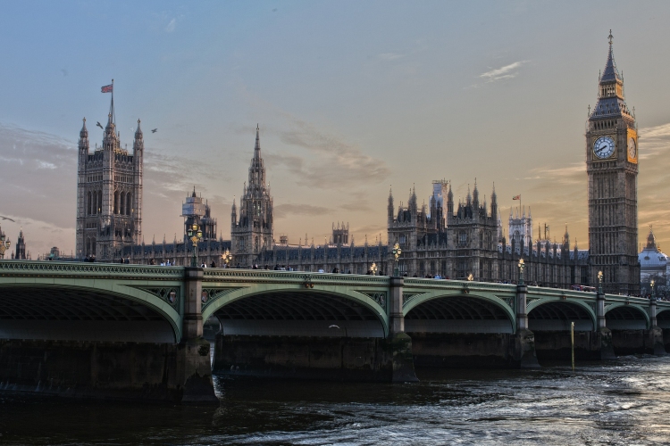 Enyhítették a terrorellenes készültséget Nagy-Britanniában