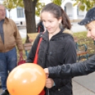 Forró teával és öleléssel várták a járókelőket