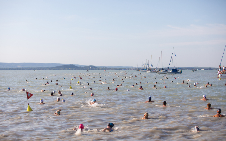 Vasárnap megtartják a Balaton-átúszást