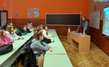 „Messze van, mint Makó Jeruzsálemtől”, avagy messze van, mint a Mecsek Bamakótól