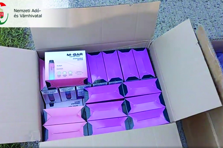 Mintegy hatezer e-cigarettát talált a NAV egy bolgár sofőrnél az M5-ösön