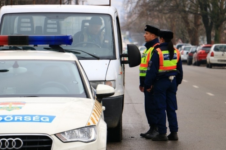 Hétfőtől fokozottan ellenőrzi a teherautókat és a buszokat a rendőrség