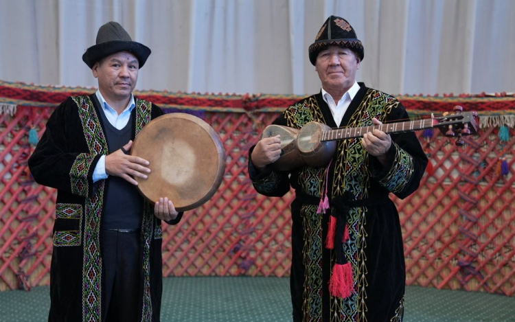 Rokon népek zenéje városunkban – Üzbegisztáni és karakalpak népzenészek vendégjátéka