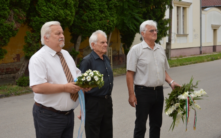 Főhajtás a mártírok emléke előtt