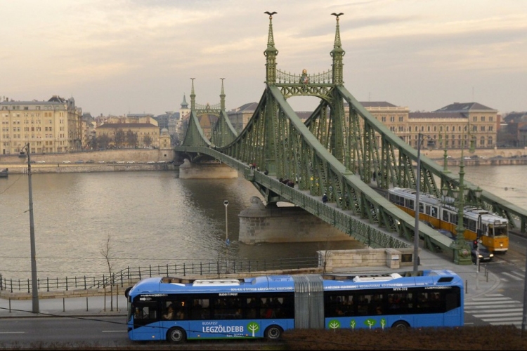 Először állt forgalomba ilyen busz Budapesten