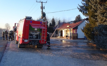 Kigyulladt egy tető Kiskunfélegyháza külterületén - fotókkal