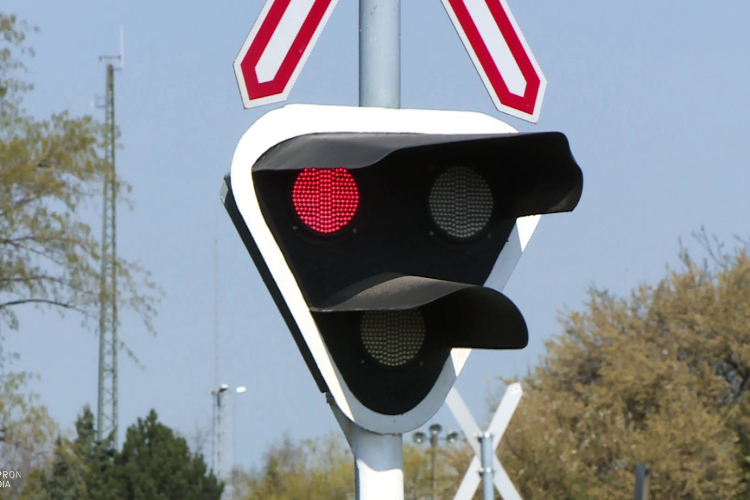 Petőfiszállás és Csengele között egy vasúti átjárónál vonat és személygépkocsi ütközött