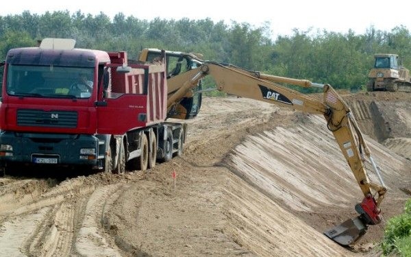 Döntött a kormány - megépül az M8 és az M44