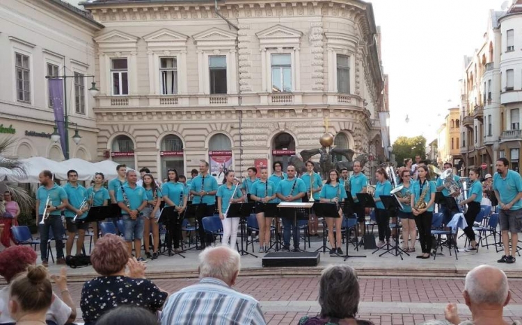 Ma este is térzene zárja a pénteki napot