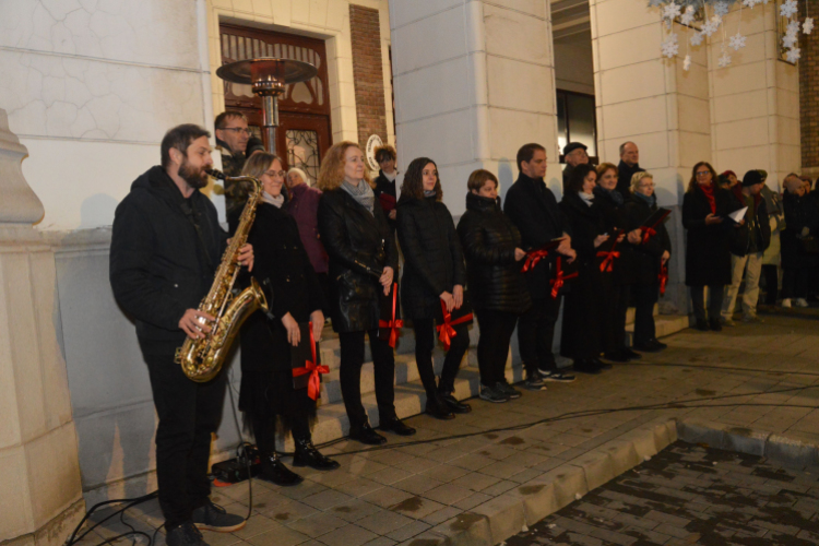 Lobog már a remény gyertyája is